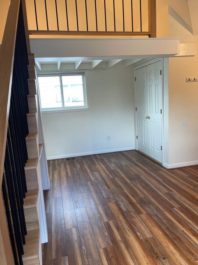 Building Photo - Cozy Studio Carriage House – All Utilities Included!