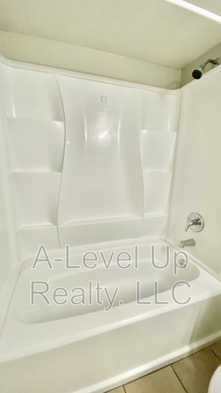 Building Photo - 403 E Thoroughbred St