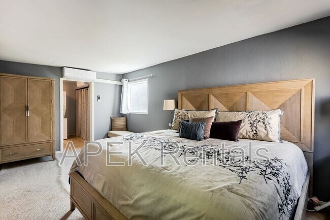 Building Photo - 477 E Vía Colusa