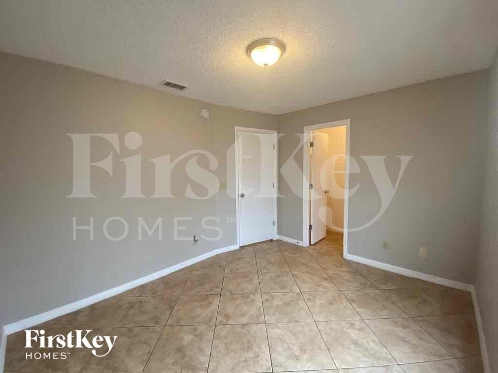 Building Photo - 944 Devonshire Way