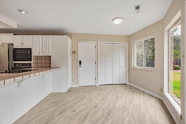 Building Photo - Awesome Quiet Cul-de-sac in Menlo Park