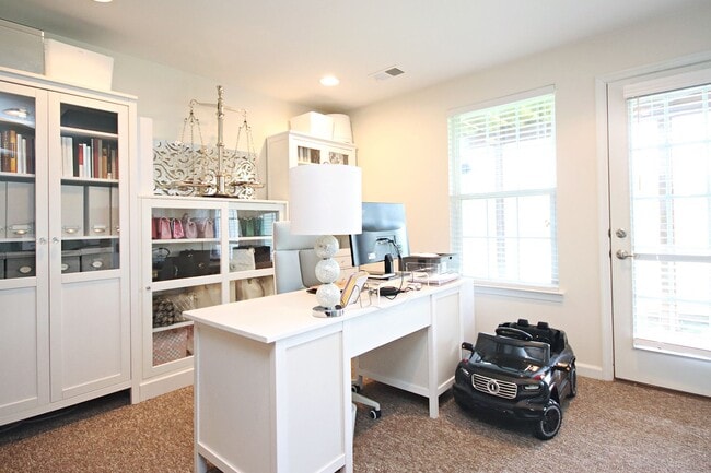 Building Photo - Small Pet-Friendly End-Unit Pantops Townhome