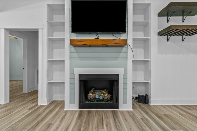 Building Photo - 14 Wisteria Way