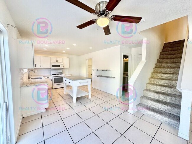 Building Photo - 1/2 Month Free!! Modern Comfort Meets Conv...