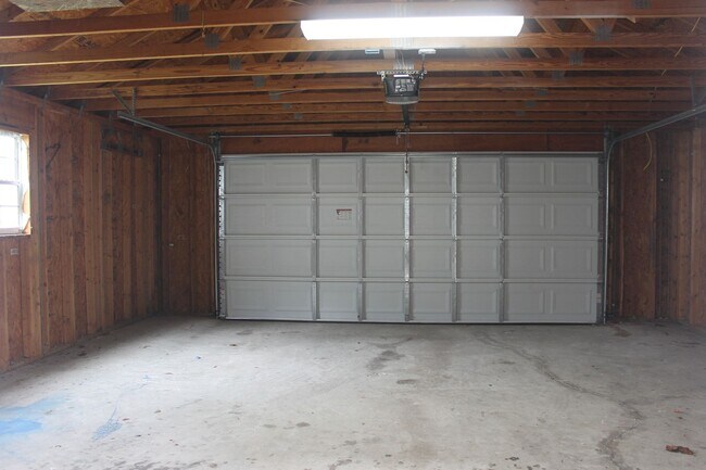 Building Photo - Four Bedroom Town Home with Two Car Garage in University Park-Renovated! Half Off First Month For...