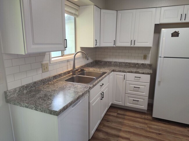 Building Photo - Cozy, Completely Remodeled, One Bedroom Ap...