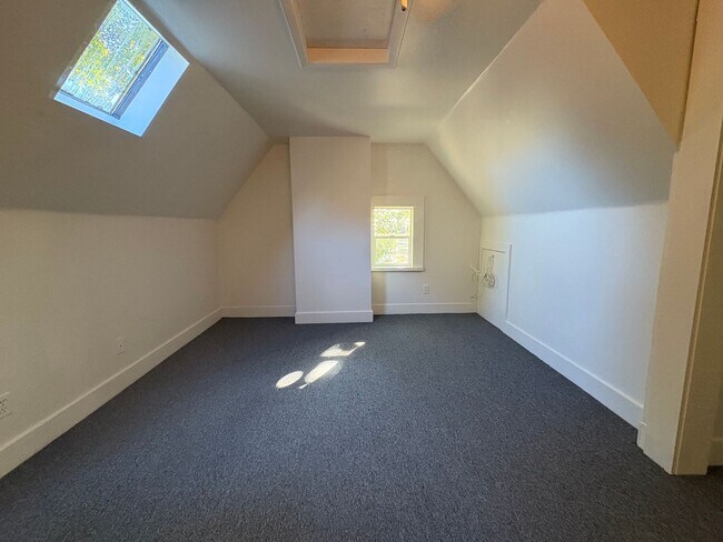 Building Photo - STUNNING Two Bedroom Single Family Home!