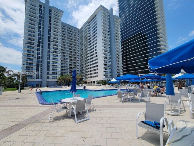Building Photo - 2030 S Ocean Dr