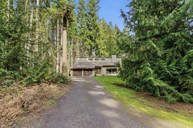 Building Photo - Spacious Bainbridge Island Home