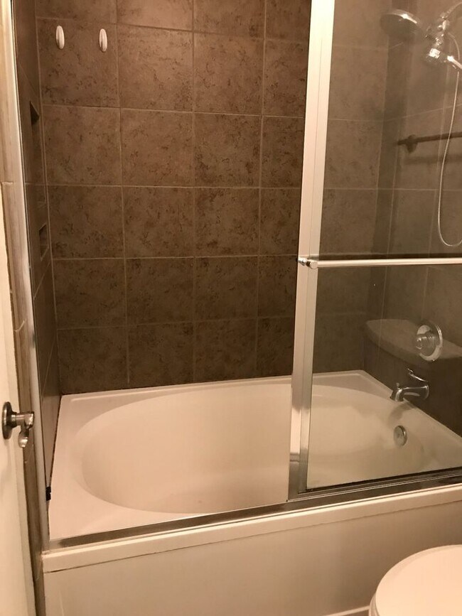 Primary Bath / Shower - 1880 E Morten Ave