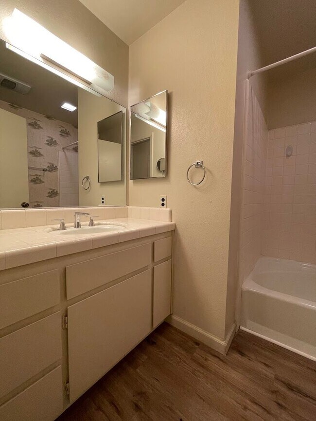 Building Photo - Spacious property with views!