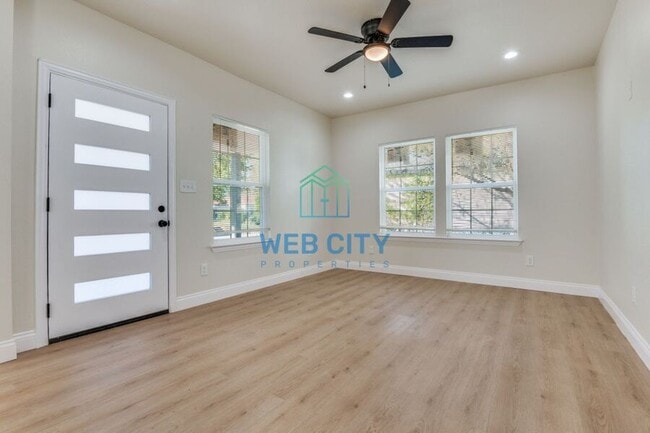 Building Photo - 4900 Leland Ave