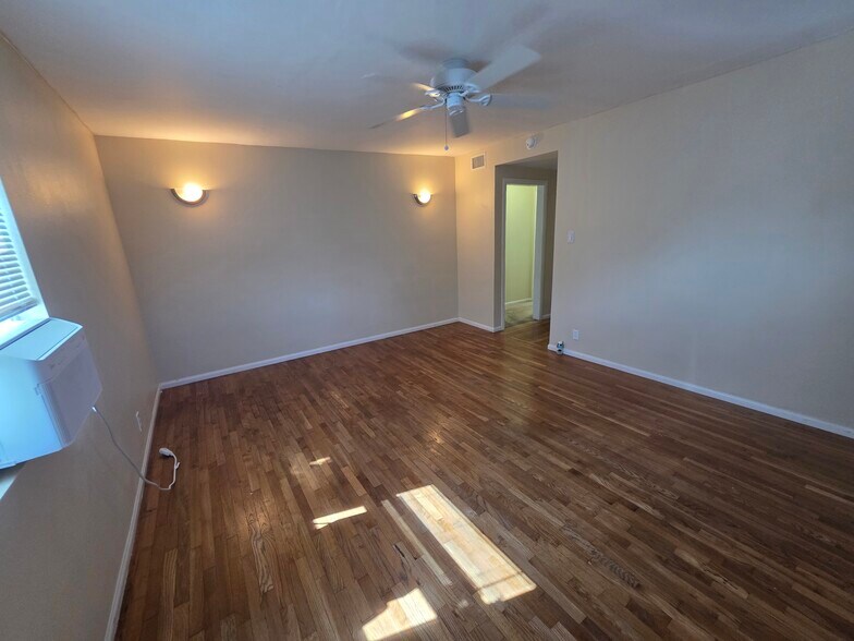 Building Photo - 15360 Saticoy St