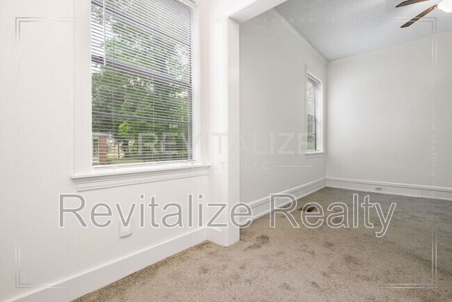 Building Photo - 202 1st St
