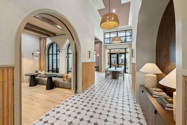 Building Photo - 3812 W Montague Ave