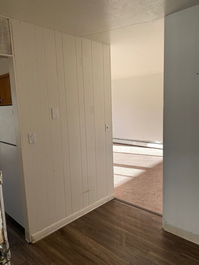 Building Photo - Big private balcony | walking distance to downtown | Mountain views | Abundant natural light