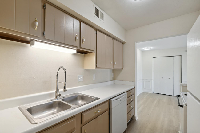 Building Photo - 5560 Heatherdowns Blvd