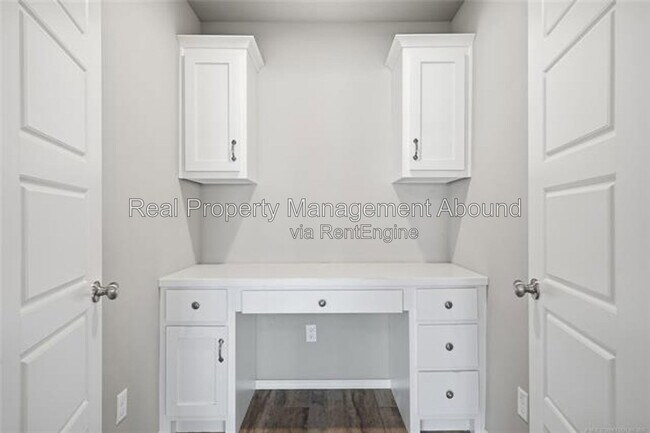 Building Photo - 3706 S 13th Pl