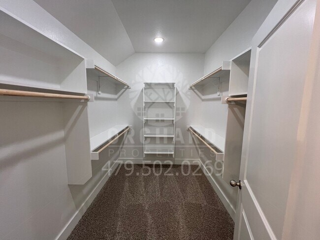 Building Photo - 1052 Silver Birch St