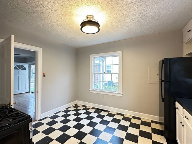 Building Photo - Charming 2-Bedroom Cottage-Style Home!