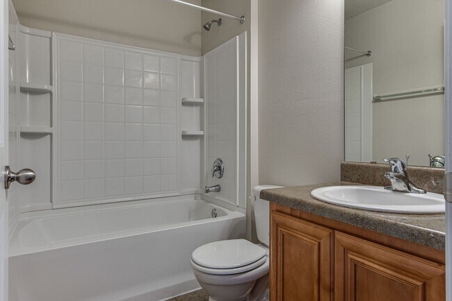 Building Photo - Charming 3-Bedroom Home - Oak Leigh Subdiv...