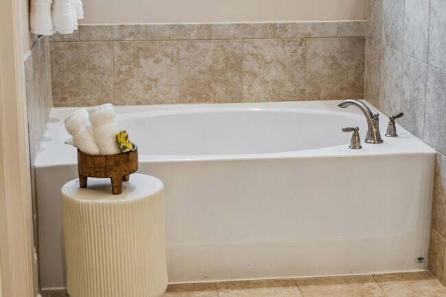 Building Photo - 1036 Clifton St