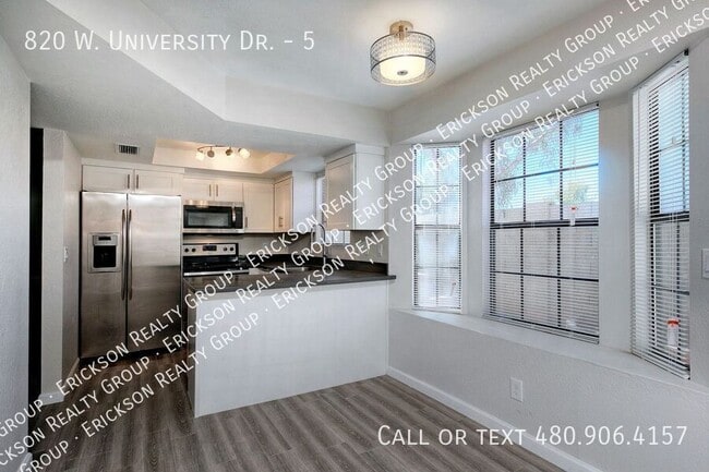 Building Photo - 820 W University Dr
