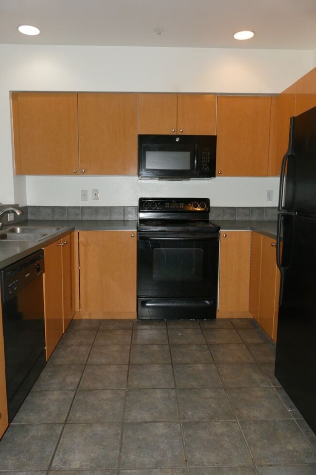 Building Photo - Newer 1 Bedroom Condo in Great Lower Queen...