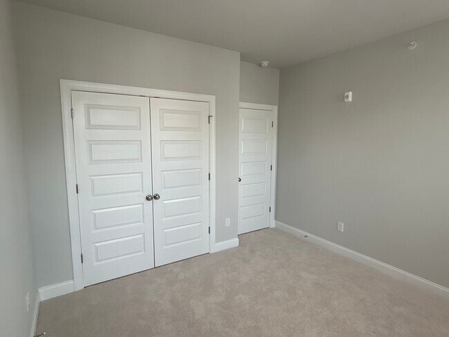 Building Photo - Luxury Condo in Raleigh - 3 beds|2.5 baths...