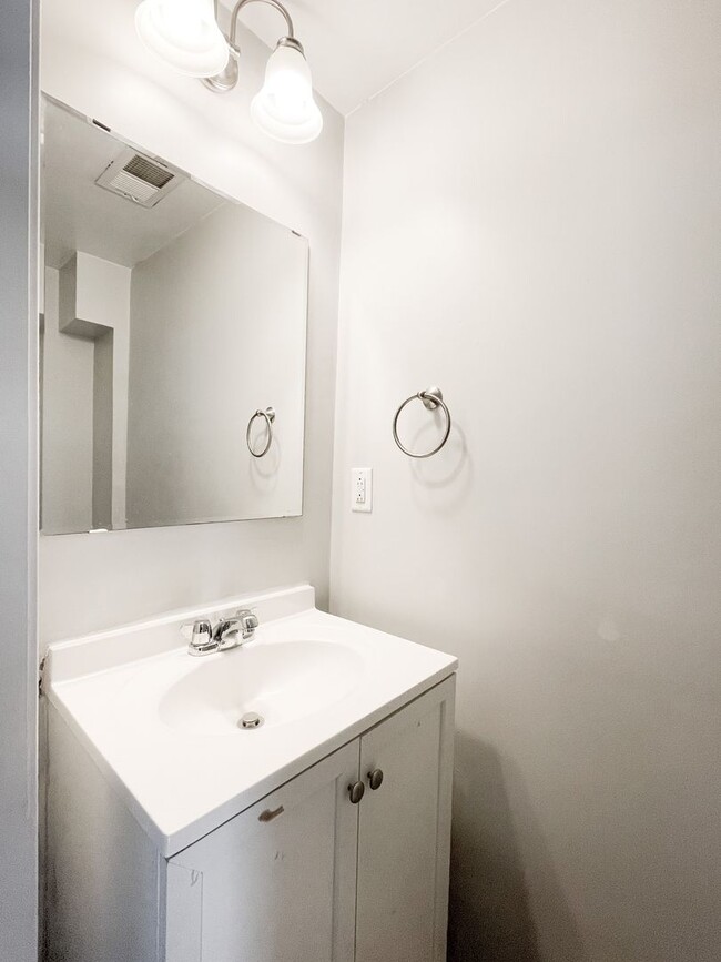 Building Photo - 2621 S 18th St