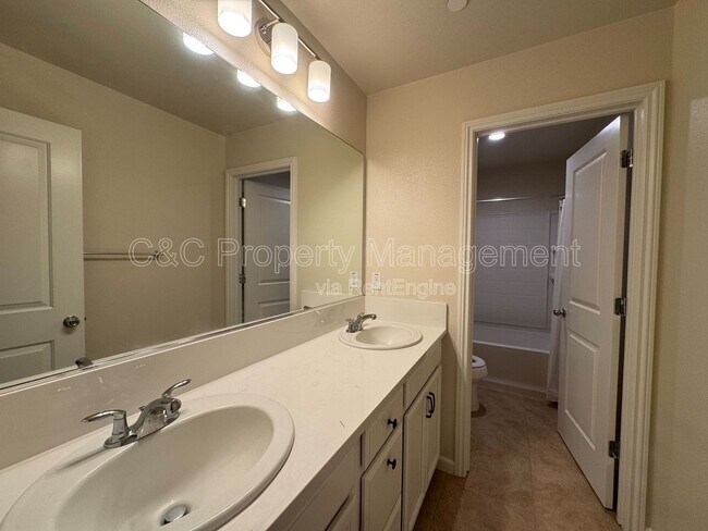 Building Photo - 14826 Kit Carson Dr