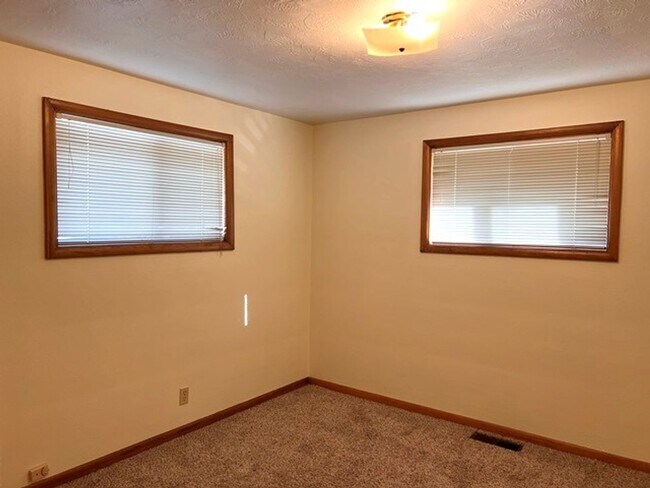 Building Photo - 3Bd/2Ba Single Story House - Available To ...