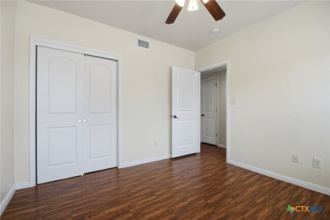 Building Photo - 302 W San Antonio St