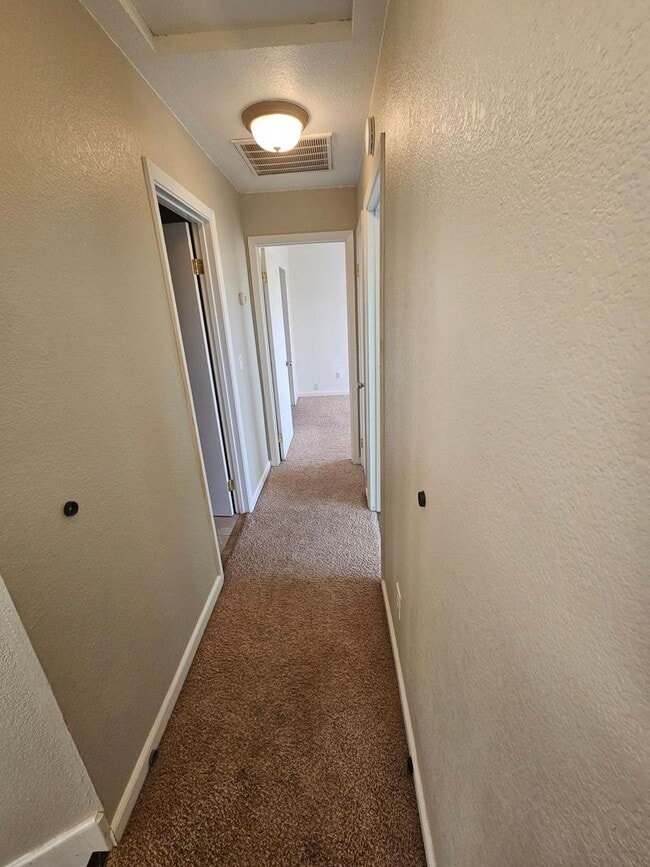 Building Photo - 19055 Ravenhill Rd