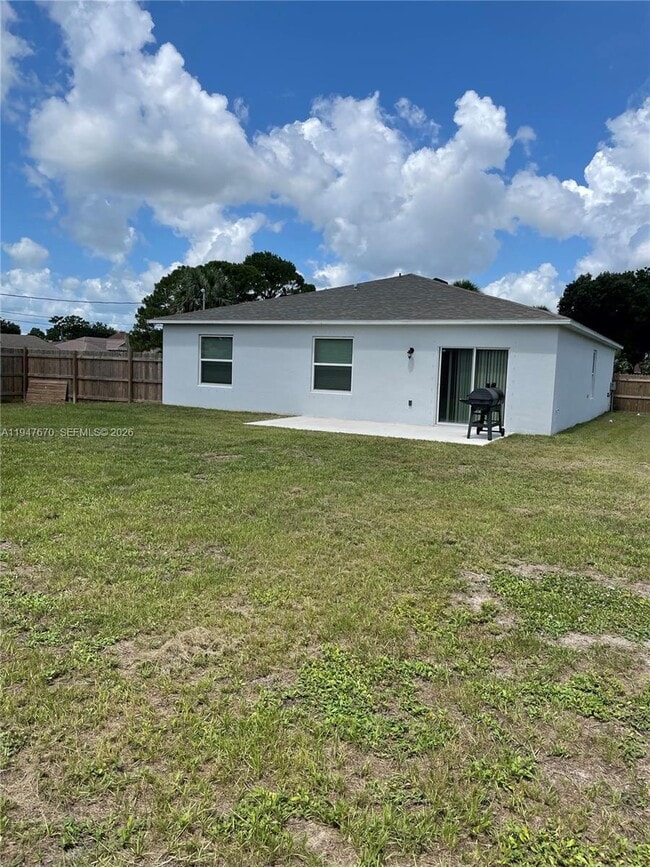 Building Photo - 982 SW Commonwealth Rd