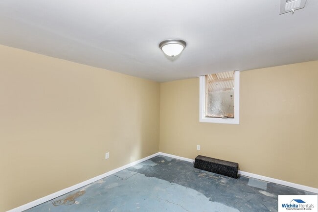 Building Photo - 2 bedroom duplex with bonus room