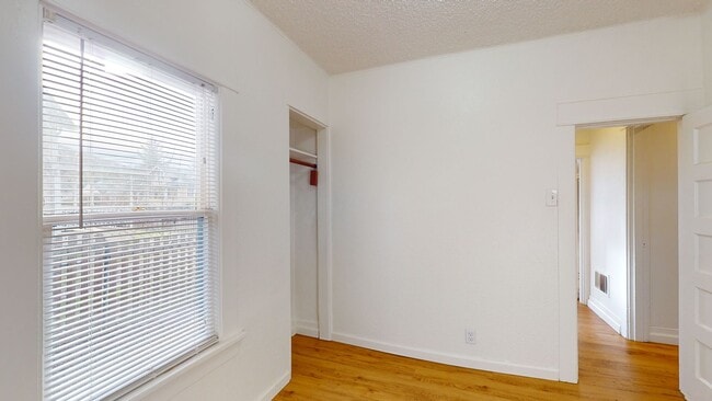 Building Photo - Charming Two Bedroom In the Heart of Downtown Kent !