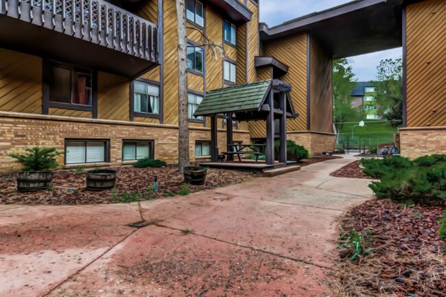 Building Photo - 935 Saturn Dr