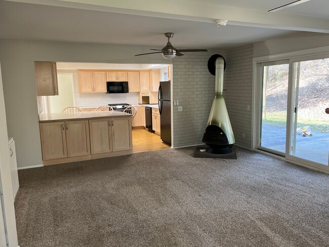 Building Photo - Spacious Home Close to Everything!
