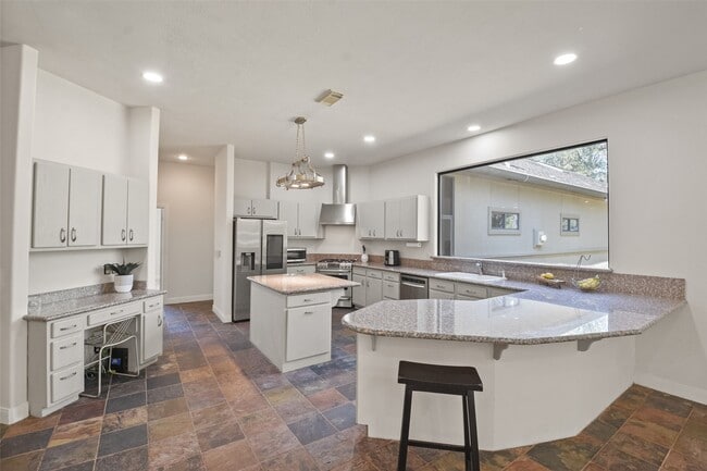 Building Photo - 5 Oak Crest Cir