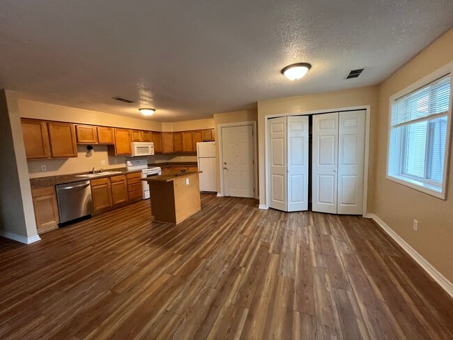 Building Photo - 896 Wescott Square