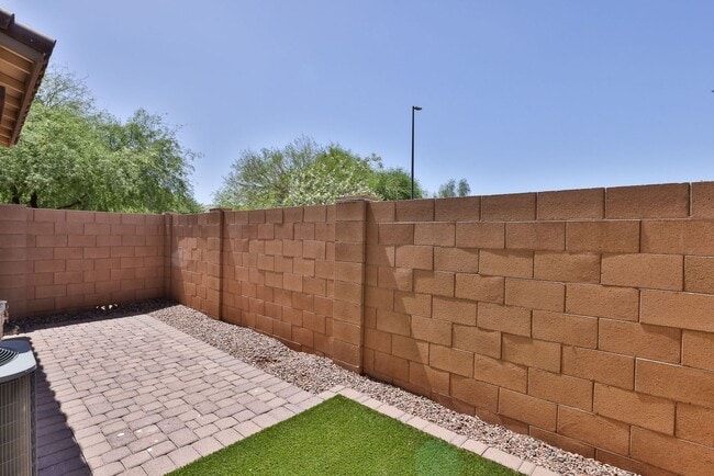 Building Photo - Gorgeous 4bed/3 bath End Unit Condo in Gil...