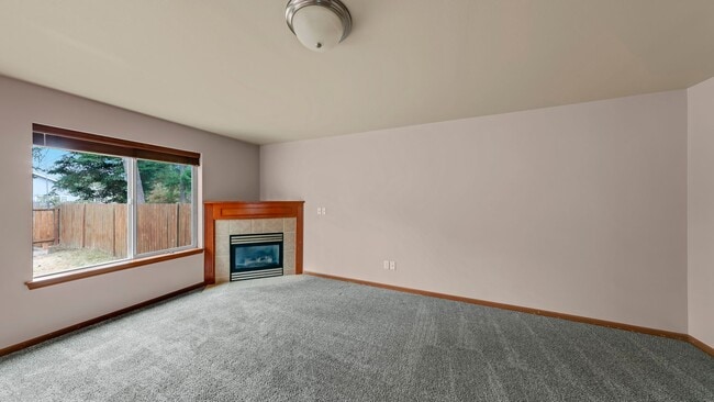 Building Photo - 3 Bed 2.5 Bath - Townhome - Pet Friendly - NAS Whidbey