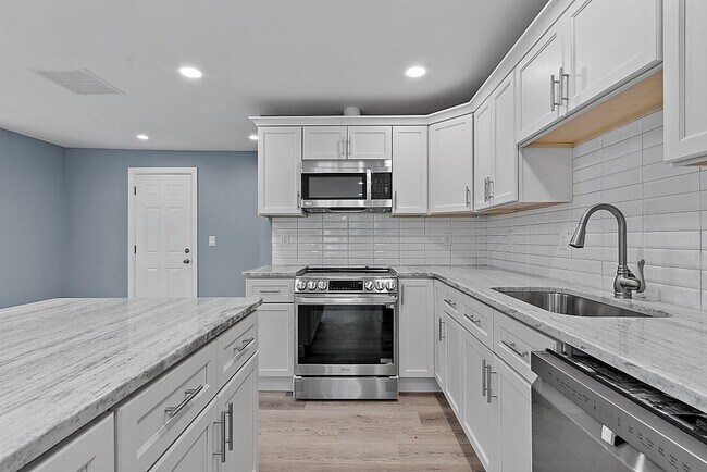 Building Photo - 53 Fenwood Rd