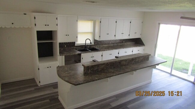 Building Photo - Newly renovated! Pet Friendly! Centrally l...