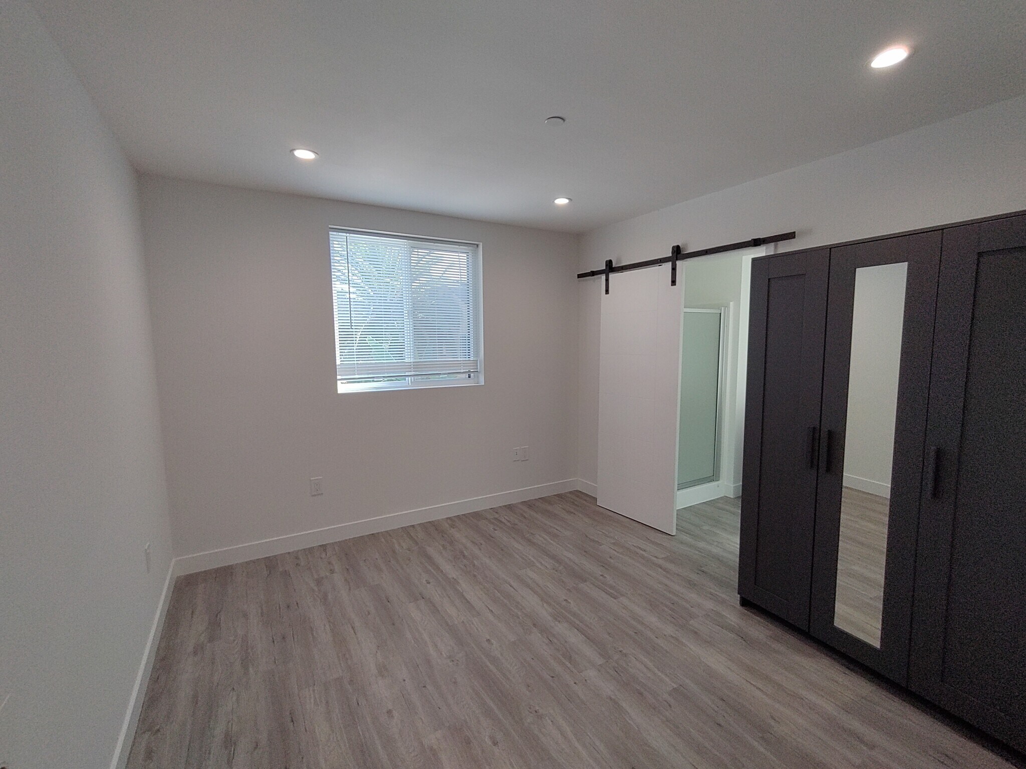 Building Photo - 1575 W 37th Plz