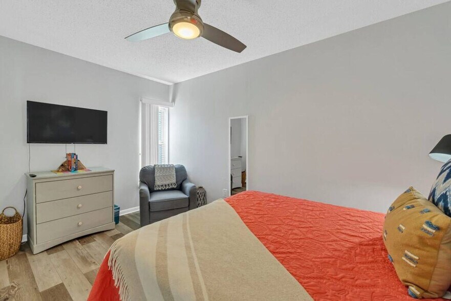 Building Photo - 302 Santa Rosa Blvd