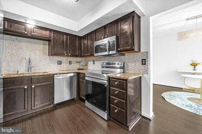 Building Photo - 11304 Southlakes Dr