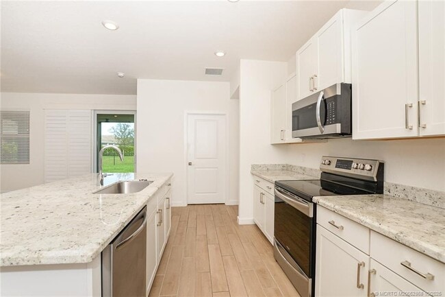 Building Photo - 3451 SW Blackberry Ln