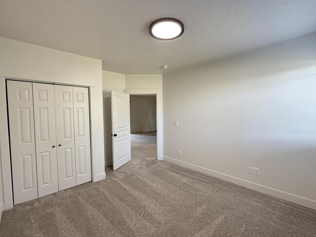 Building Photo - 152 W 4050 N